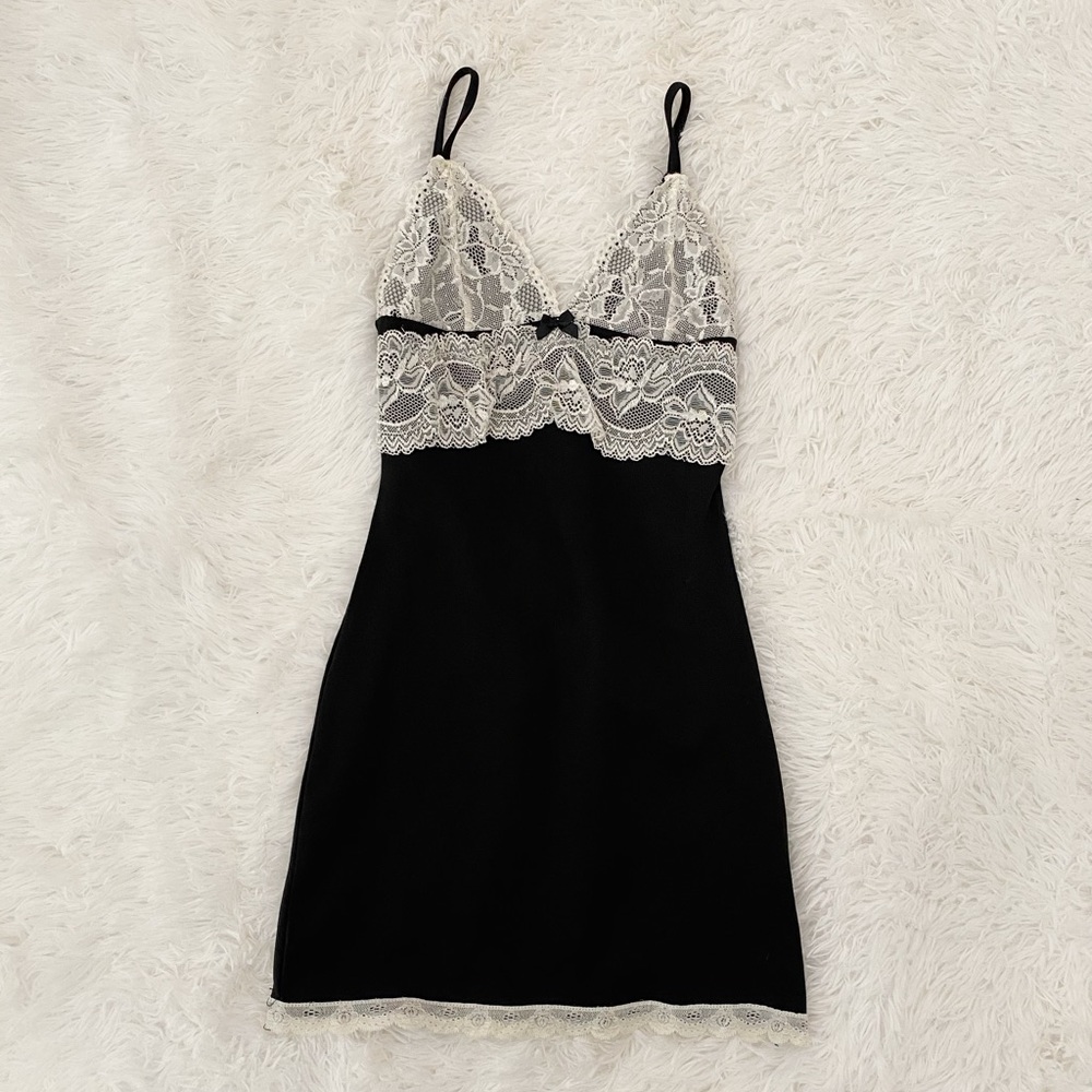 SUPER CUTE WHITE AND BLACK LACE MINI DRESS🕊🕊